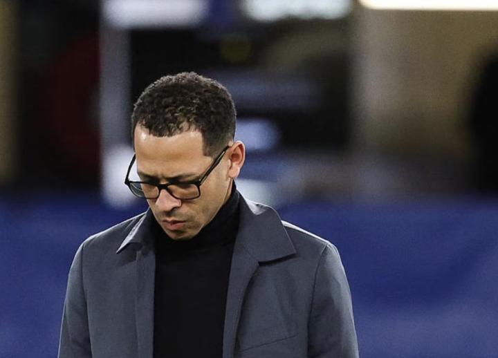  斯坦福桥谢场一刻，球员齐聚致敬球迷，主帅却悄然离去。 体育新闻 斯坦福桥谢场一刻，球员齐聚致敬球迷，主帅却悄然离去。 体育新闻