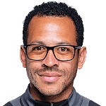  斯坦福桥谢场一刻，球员齐聚致敬球迷，主帅却悄然离去。 体育新闻 斯坦福桥谢场一刻，球员齐聚致敬球迷，主帅却悄然离去。 体育新闻